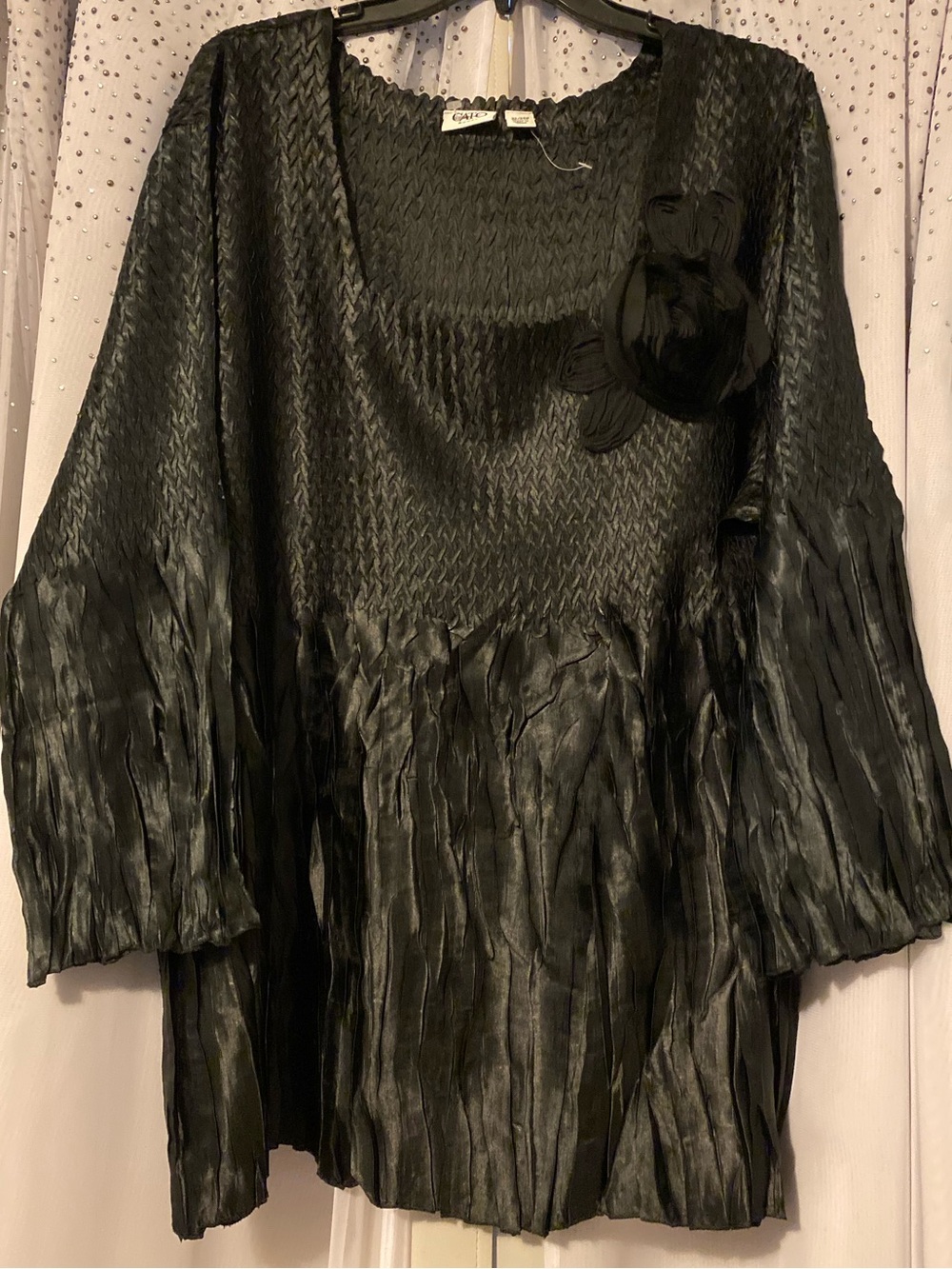CATO WOMAN NWOT 22/24W TEXTURED TOP WITH FABRIC FLOWER DETAIL